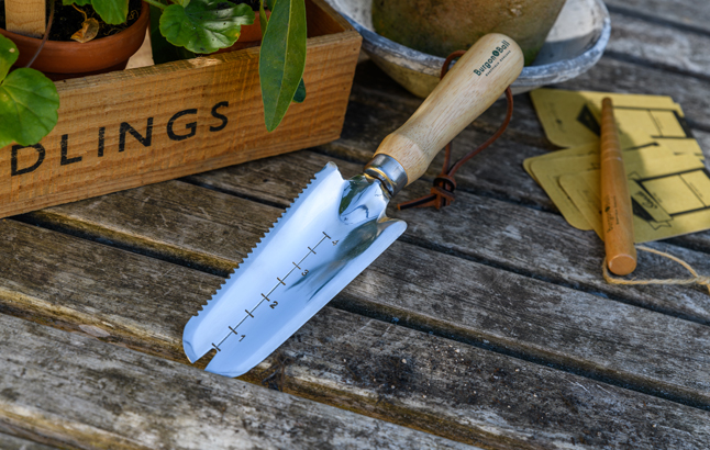 Holzgriffe & ein Werkzeugkopf aus Edelstahl kennzeichnen gutes Gartenwerkzeug