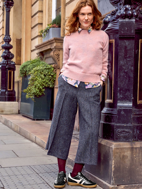 Tweedhose mit Pulli und Blumenbluse kombiniert Klassischer Hosenrock aus Tweed mit Feinstrickpullover & Blumenbluse kombiniert