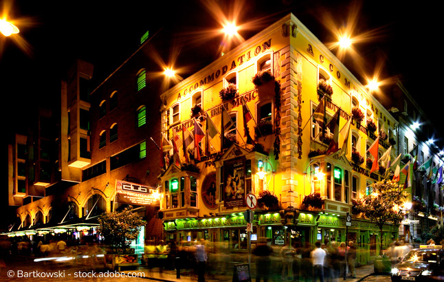 Night view of Temple Bar Street in Dublin, Ireland