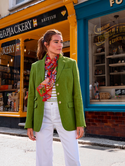 Frau im sattgr�nen Sommerblazer