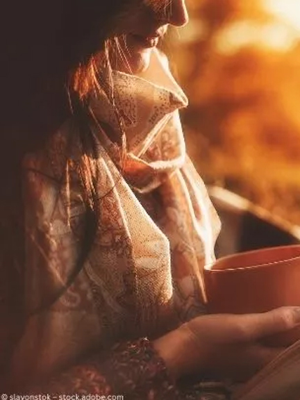Junge Krimileserin mit Kaffeetasse