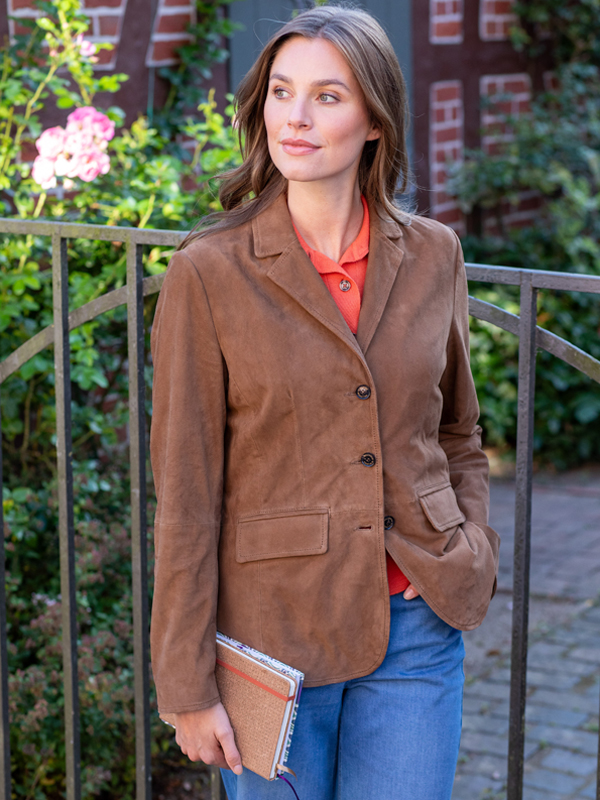 Moderner Business Look mit Lederblazer Lederblazer mit Poloshirt und Blue Jeans kombiniert