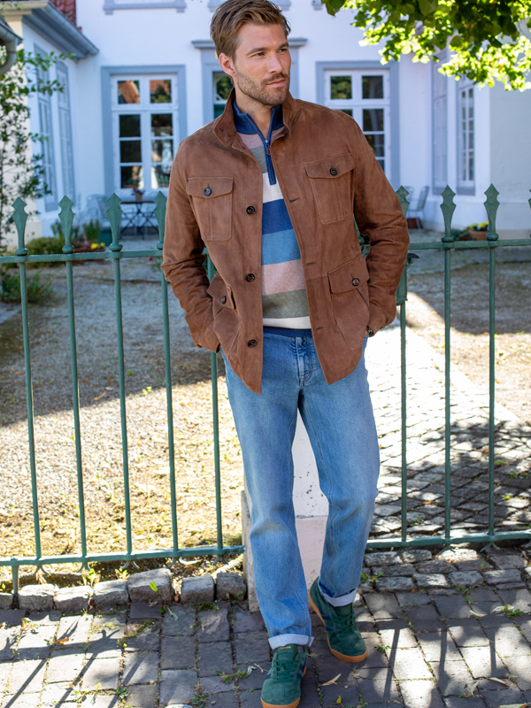 Lässige Kombi mit Lederjacke Lederjacke mit Troyer und Sneaker kombiniert