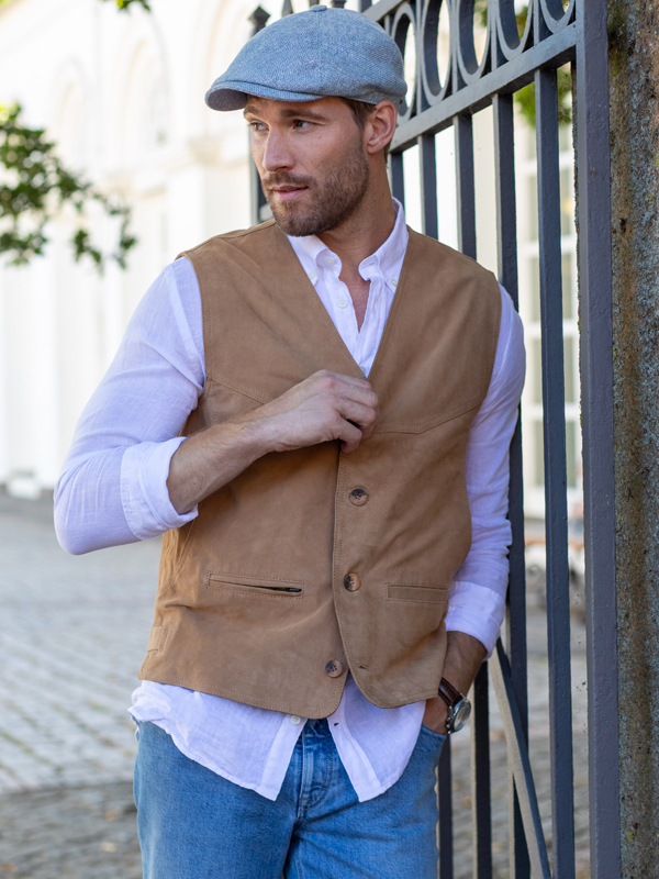 Lederweste lässig kombiniert Lederweste mit Hemd & Kappe kombiniert