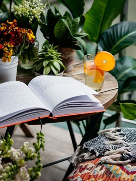 Buch auf Tisch im Wintergarten