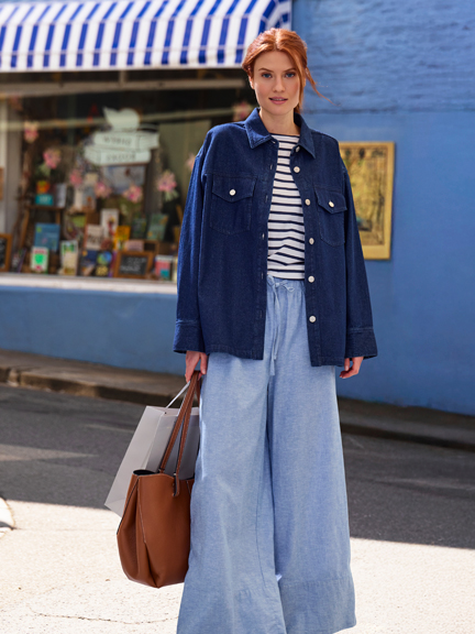 Frau im maritimen Outflit