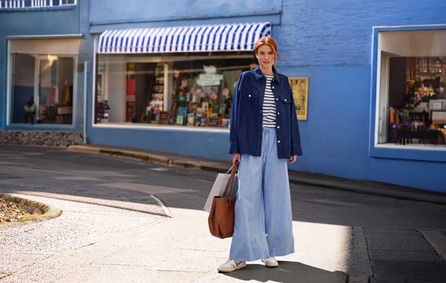 Frau im Maritimen Outfit vor Ladenzeile