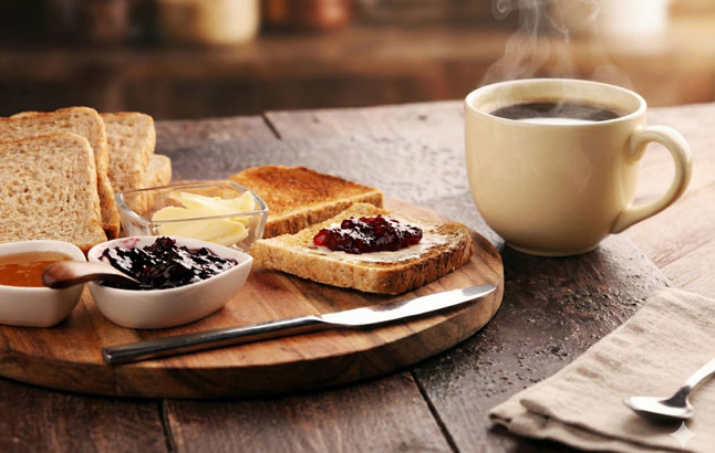 Fr�hst�cksbrett mit leckerem Marmeladetoast