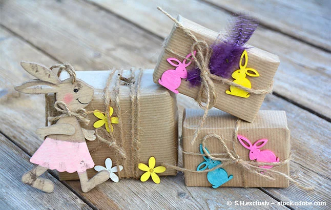 Päckchen im Oster-Dessin verpackt