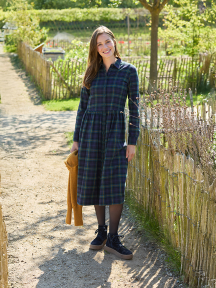 Frau im langen Black Watch Kleid
