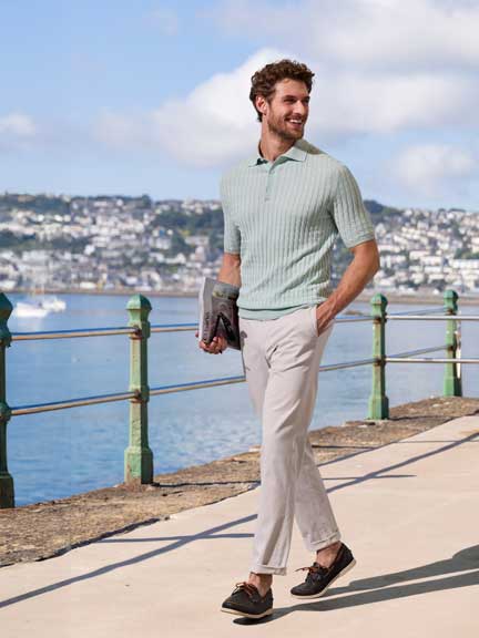 Mann in sommerlichen Look