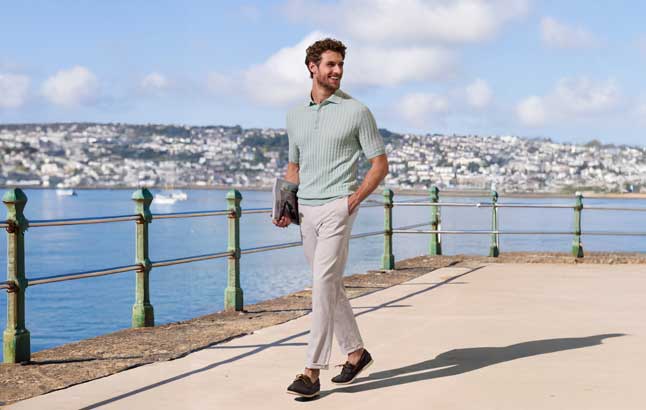 Mann auf Uferpromenade