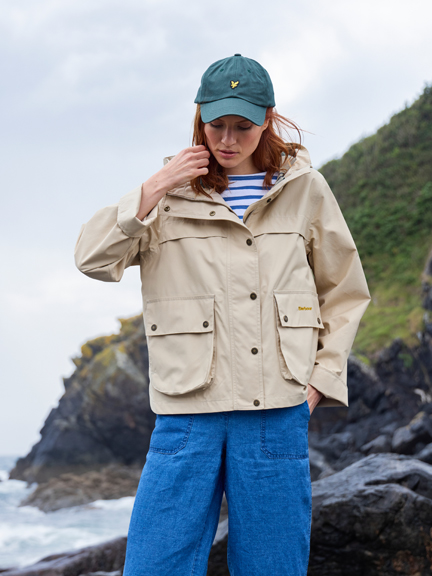 Frau in kurzer, modischer Jacke