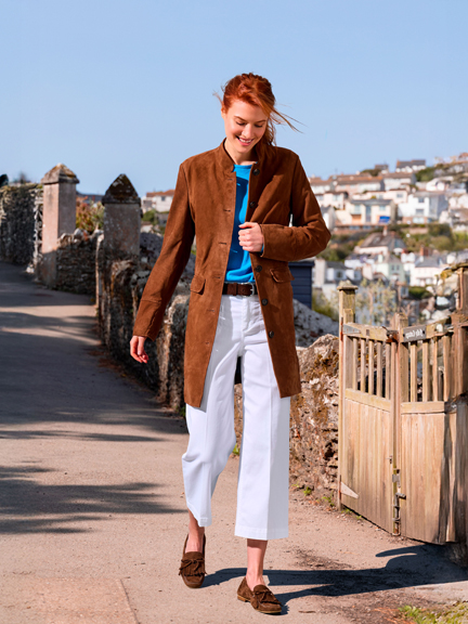 Frau im l�ssigen Ledermantel