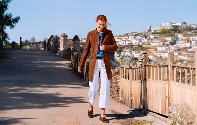 Frau im längeren Ledermantel