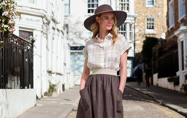 Frau im Sommer-Outfit mit großem Hut