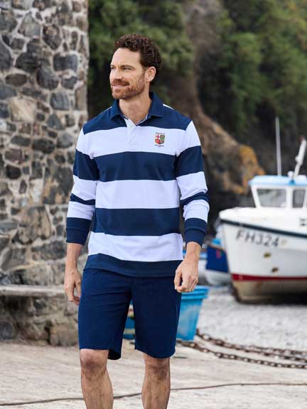 Mann in gestreiftem Shirt