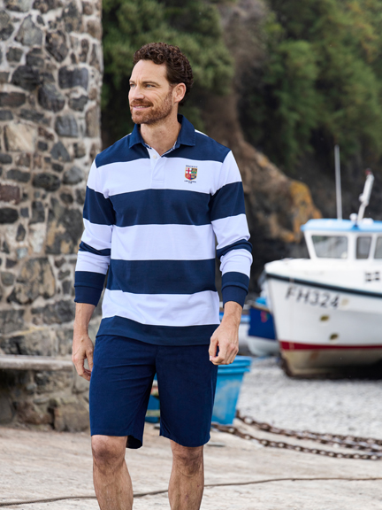 Mann im Streifenpolo