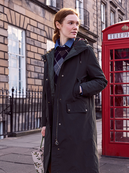 Frau im Barbour-Winterparka