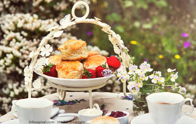 Scones im Frühlingsgarten auf Etagere