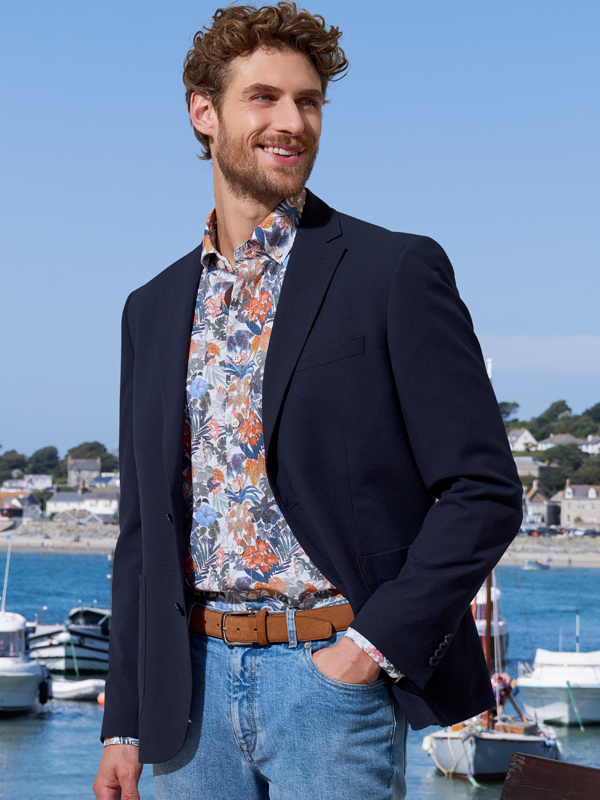 Moderne Smart Casual Kombi mit Blumenhemd Casual Sakko mit Blumenhemd & Jeans kombiniert