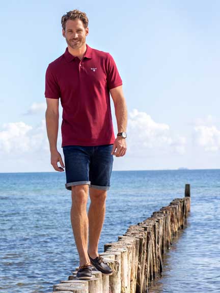 Mann in Polo am Wasser