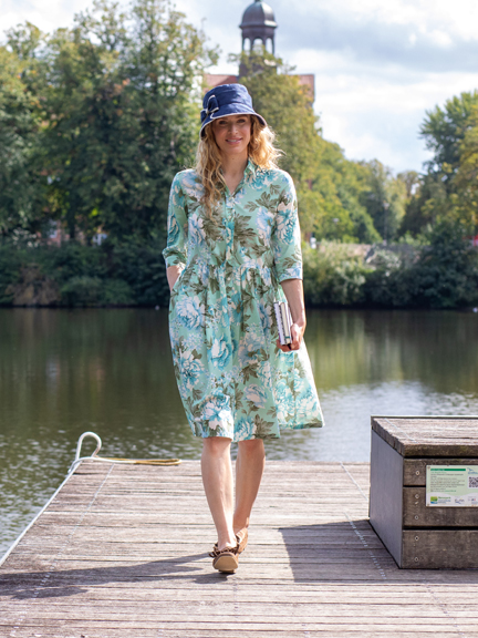 Frau im Bl�tenkleid auf Steg