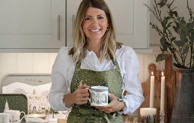 Sophie Allport in Küchenschürze mit ihrem Design Festive Forrest