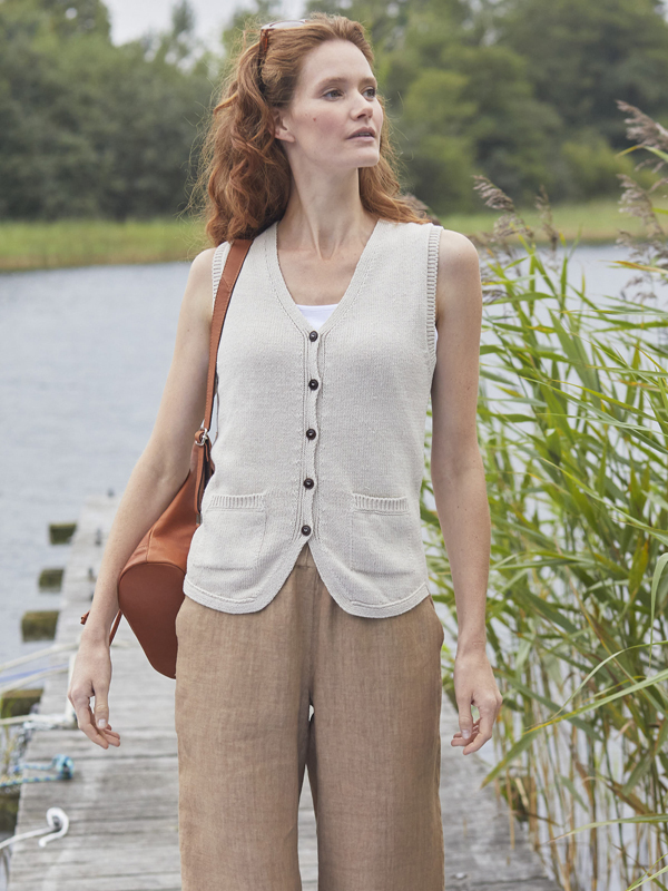 Strickweste Strickweste mit Leinenhose & Top kombiniert