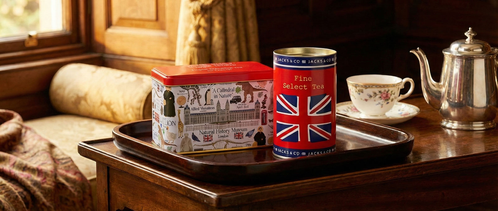 Tisch mit Tee- und Keksdosen