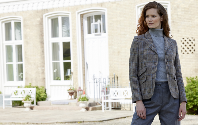 Frau mit klassischem Tweed-Blazer