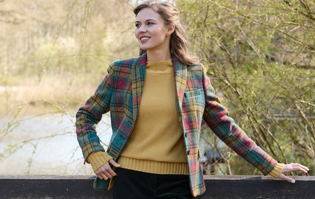 Klassischer Tartanblazer mit Rollkragenpulli und Stoffhose kombiniert