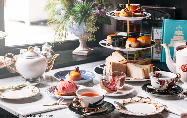 Setting für die Teestunde am Nachmittag mit Etagere und feinem Teeservice