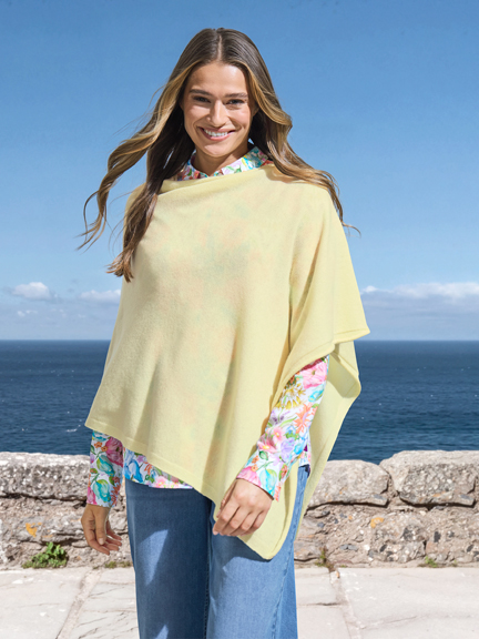 Frau im Sommerponcho