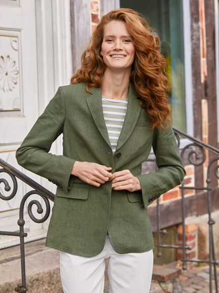 Frau im Leinenblazer