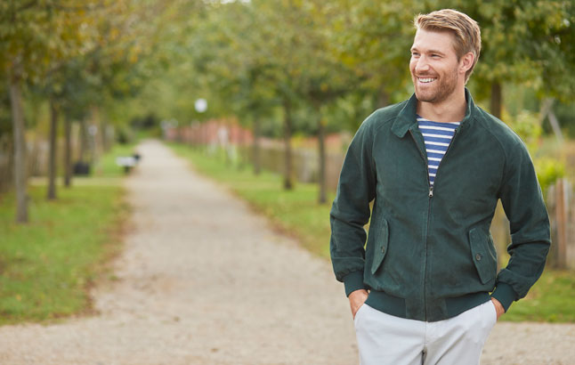 Mann mit Blouson und Streifenshirt