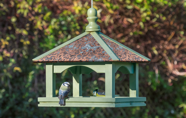 Vogelfutterhaus mit niedrigem Dach für kleine Vögel